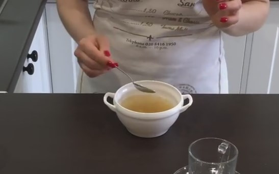 1. Этап. Домашние глазированные сырки: 1. Желатин залейте водой комнатной температуры и оставьте, чтобы он набухал.