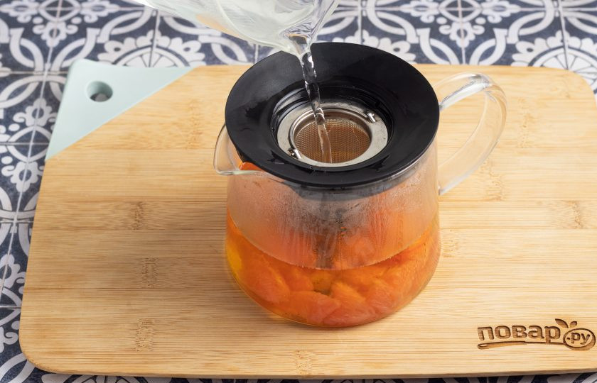 1. Этап. Чай с грейпфрутом: Влейте кипяток.