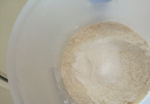 1. Этап. Пирог с жерделами и яблоками: Делаем тесто. В отдельной миске смешиваем 185 граммов муки с пятью граммами разрыхлителя