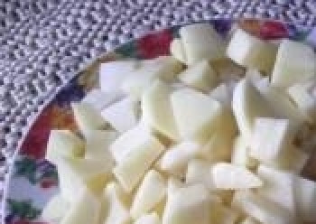 1. Этап. Суп на говяжьем бульоне: Нарезаем картошку и добавляем в бульон. Теперь добавим ложку риса