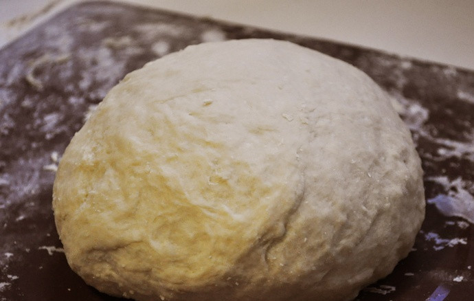 1. Этап. Тонкие лепешки с зеленью: Замесите тесто и дайте ему отдохнуть.