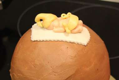 1. Этап. Торт Капуста с младенцем: 4. Покрываем торт мастикой и лепим детали, которые также размещаем по окружности 