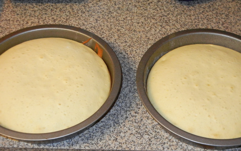 1. Этап. Пирог с ягодным джемом: 1. Сделаем коржи. Для теста смешаем яйца с сахаром до однородности, затем добавим молоко и разрыхлитель, добавим также муку, цедру и растительное масло. Вымешаем однородное тесто, из него выпекаем два коржа (при температуре 200 градусов) в духовке. Выпекаем примерно по полчаса каждый.