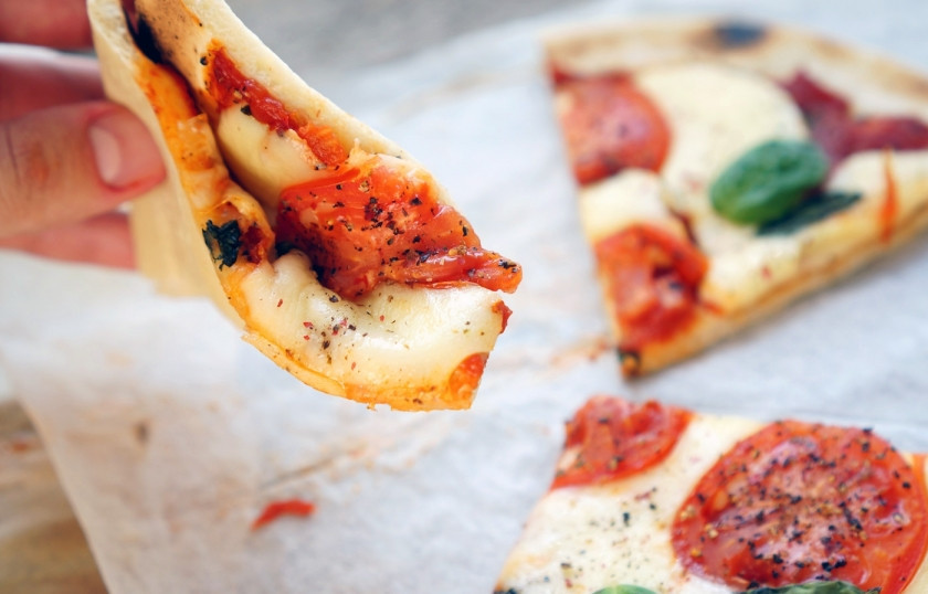 1. Этап. Пицца Маринара: Отправьте пиццу в разогретую до 220-250 С духовку на минут 5, максимум - 8. Все ингредиенты за это время должны приготовиться. Главное, чтобы тесто схватилось корочкой и сыр расплавился.