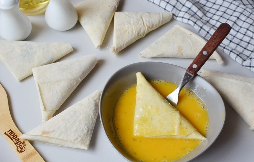 1. Этап. Пирожки в лаваше: Окунайте пирожки в яичный кляр.