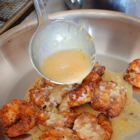 1. Этап. Паста с жареными креветками и лимонно-чесночным маслом: Собственно, сами креветки готовы, однако мы их будем подавать с пастой. Теперь готовые креветки кладем в сотейник, заливаем чесночно-лимонным маслом и ставим на средний огонь.