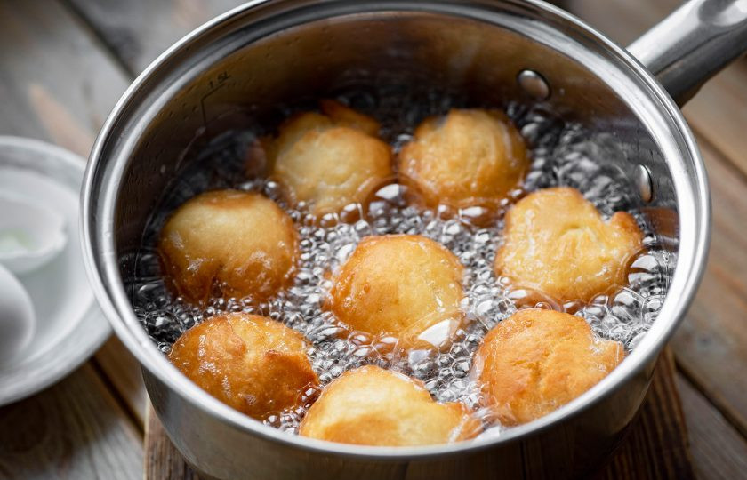 1. Этап. Пончики на ряженке: Затем в сотейнике на среднем огне разогрейте все растительное масло. От общей массы теста отделяйте небольшие части весом примерно в 30 грамм. Из каждой такой маленькой части теста скатайте шарики и выкладывайте в разогретое масло. Обжаривайте каждый шарик-пончик со всех сторон до появления аппетитной золотистой корочки. Затем готовые пончики выловите шумовкой и переложите на тарелку с бумажными полотенцами, таким образом избавляясь от излишков растительного масла.