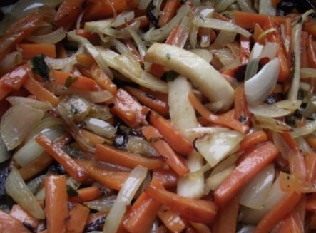 1. Этап. Щавелевый суп постный: Корень сельдерея я тоже порезал соломкой — и на сковороду, обжариваем до полуготовности все овощи. Добавляем их в кастрюлю к картошке.