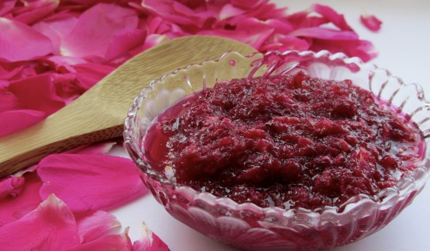 1. Этап. Варенье из розовых лепестков с лимонным соком: Подавайте к чаю или кофе. Приятного аппетита!