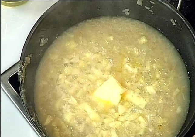 1. Этап. Кабачки с тушенкой: Высыпаем сваренный рис в сковороду. Добавляем воды, сливочного масла, солим. Тушим до готовности.