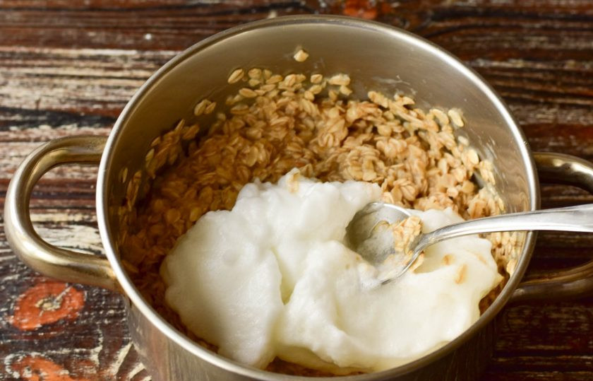 1. Этап. Овсяное суфле: Выложите его к основным ингредиентам. Снова перемешайте.