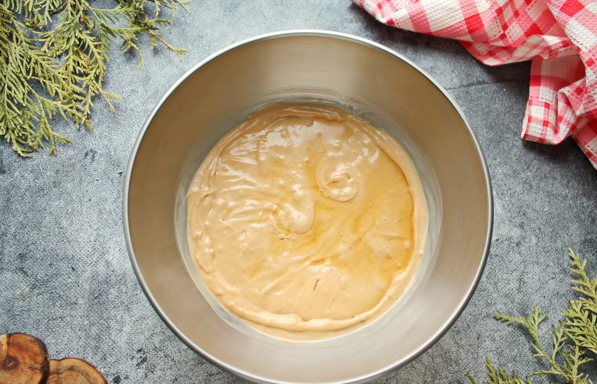 1. Этап. Торт из овсяного печенья без сметаны: Вареную сгущенку взбейте и соедините со взбитыми сливками. Взбейте все в пышный крем, влейте коньяк и еще раз взбейте.