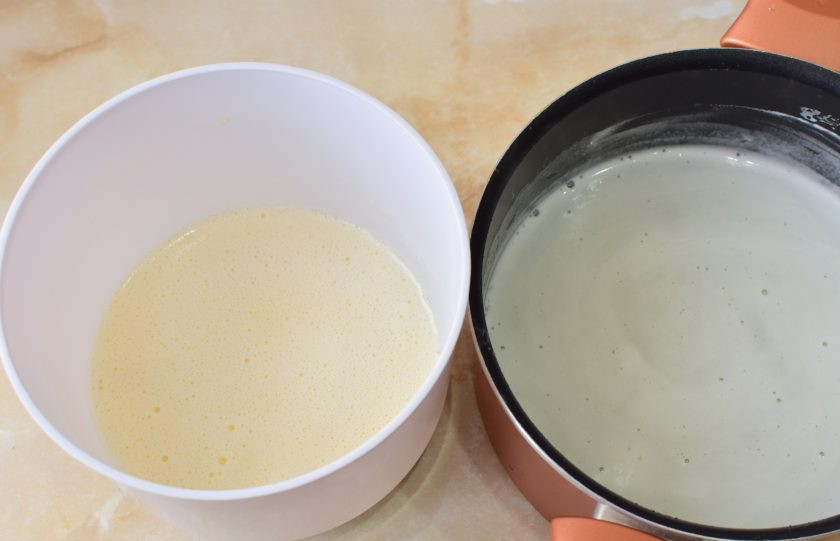 1. Этап. Французские эклеры: В отдельной чаше соедините яйца с крахмалом. Можно добавить немного молока из общего количества. Мешая, вливайте молоко к яйцам. Затем снова верните все на огонь.