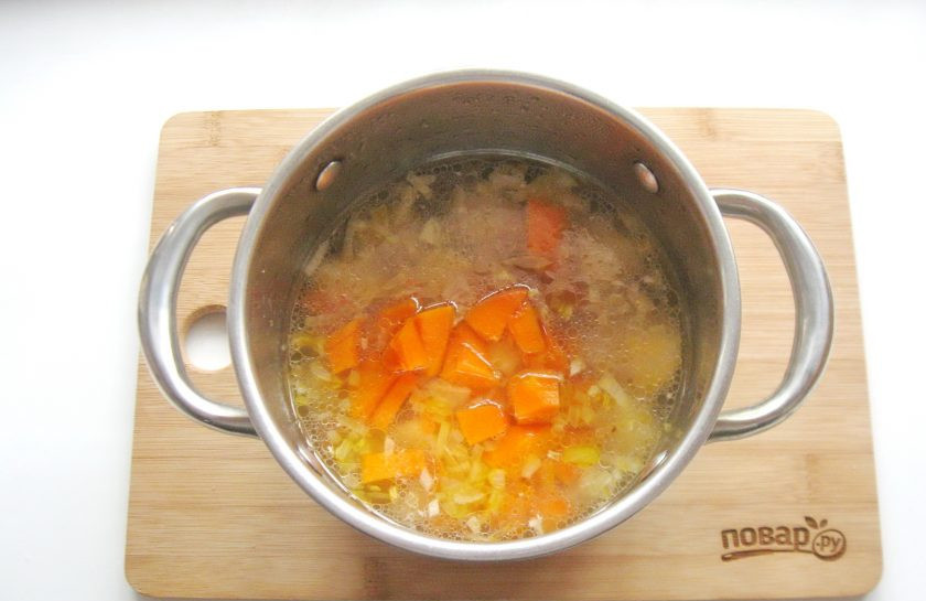 1. Этап. Суп мудрости: Тыкву помойте и нарежьте кубиками. Добавьте в кастрюлю.