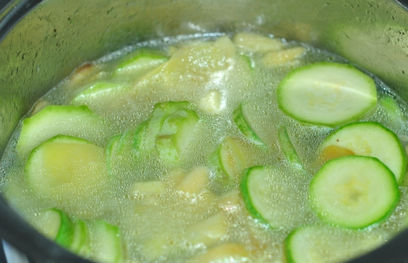 1. Этап. Крем-суп из кабачков: Доводим до кипения, уменьшаем до минимума огонь и варим под крышкой до готовности (около 15 минут). За 5 минут до готовности добавляем мелко нарезанный чеснок, нарубленную зелень.