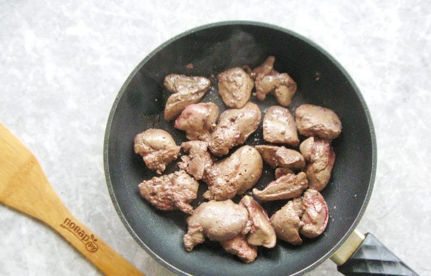 1. Этап. Куриная печень с луком и белым вином: Обжаривайте печенку 7-8 минут со всех сторон до полуготовности.