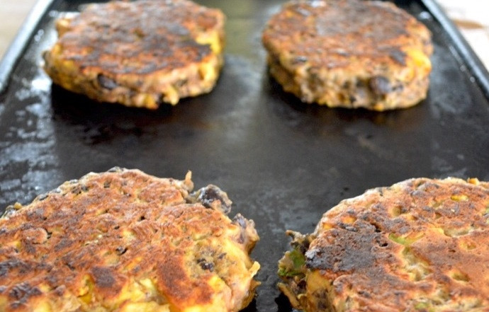 1. Этап. Вегетарианские котлеты для бургера: 3. Сформируйте котлеты и обжарьте их на масле с каждой стороны по 5 минут.