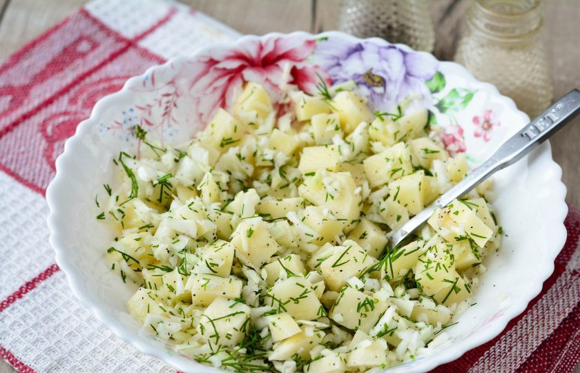 1. Этап. Татарские пирожки с картошкой: Перемешайте картофельную начинку и она готова. Капуста придаст начинке большую сочность.