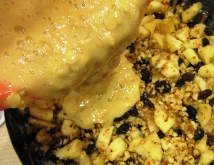 1. Этап. Медовый пирог с миндалем: Вылейте в форму половину теста. Выложите начинку и залейте остальным тестом. Отправьте в духовку и выпеките в течение 40 минут при 180 градусах. Затем остудите пирог до комнатной температуры.