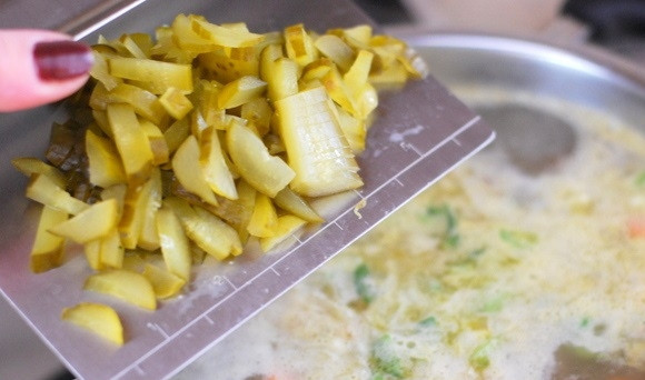 1. Этап. Перловый суп с солеными огурцами: 6. Выложите измельченные ингредиенты в кастрюлю и доведите до кипения.