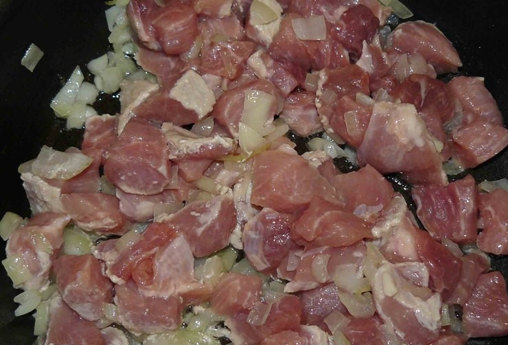 1. Этап. Свинина с фасолью в горшочках: К луку выкладываем мясо и жарим все вместе.