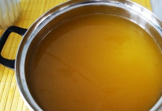 1. Этап. Оранчелло: 4. Водку с цедрой процеживаю, последнюю выбрасываю, смешиваю настойку с апельсиновым соком.