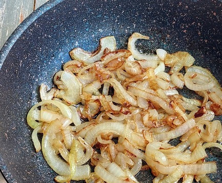 1. Этап. Двойной мясной бургер с карамелизированным луком: Обжаривать до золотистости.