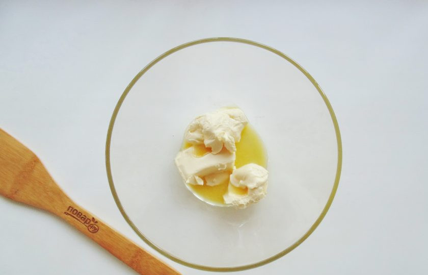 1. Этап. Пирог с орехами и вареньем: Мягкое сливочное масло выложите в миску.