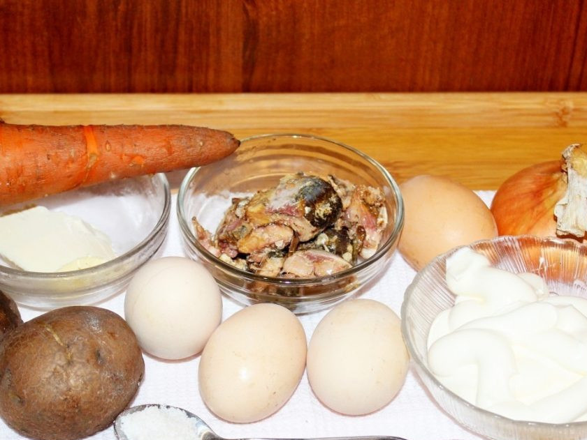 1. Этап. Салат Мимоза с маслом: 1. Приготовить салат можно из любой рыбной консервы по вашему вкусу. Многие любят готовить этот салат из шпрот. Я же предпочитаю сардины или сайру. Предварительно отварите картофель и морковь, а также яйца. Затем остудите овощи и яйца, очистите их.