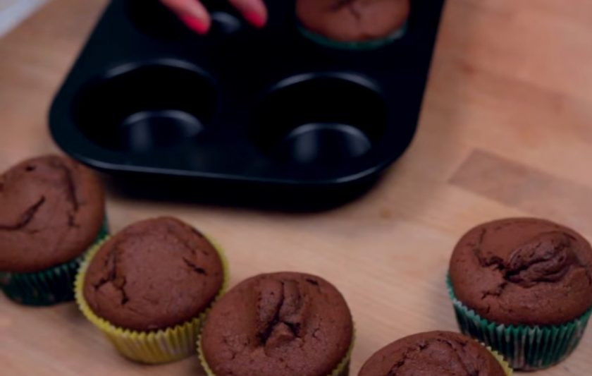 1. Этап. Шоколадные капкейки с клубничным кремом: 3. Разлейте тесто в формы для кексов и выпекайте в разогретой до 180 градусов духовке 15-20 минут. Готовые капкейки проверьте зубочисткой, она должна быть сухой.