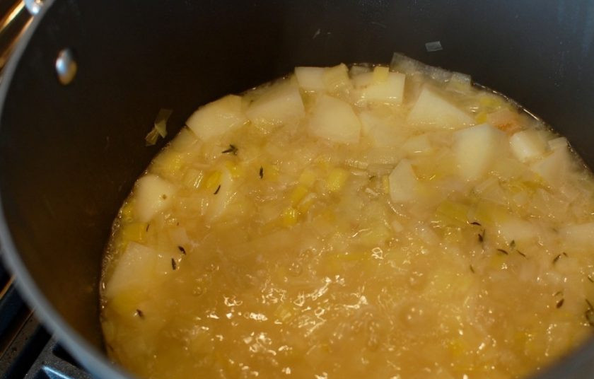 1. Этап. Картофельно-луковый суп: 9. Кипятите 15-20 минут, пока картофель не станет мягким.
