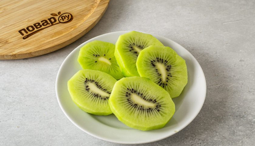 1. Этап. Киви в карамели: Киви очистите от кожуры. Нарежьте кружочками толщиной 1,5-2 см.