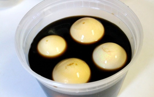 1. Этап. Маринованные куриные яйца: 5. Опустите яйца в маринад.