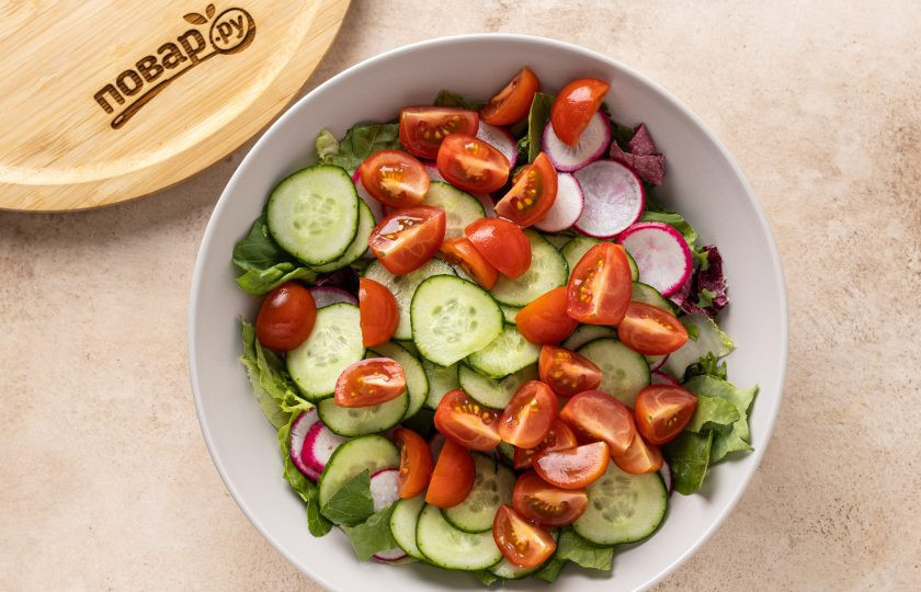 1. Этап. Салат с огурцами, помидорами и редиской: Помидоры черри разрежьте на 2-4 части.