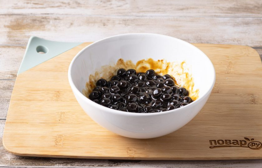 1. Этап. Бабл ти: Добавьте карамельный сироп в шарики, хорошо перемешайте и уберите в холодильник на 20 минут.