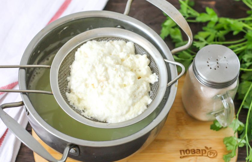 1. Этап. Сыр Рикотта из молока: Аккуратно перелейте содержимое кастрюли в другую емкость, процеживая через ситечко или дуршлаг с застеленной в него марлей. Рикотта останется либо в ситечке, либо на марле. Из 800 мл. молока у вас получится примерно 120-150 грамм сыра.