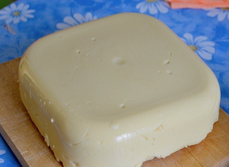 1. Этап. Оладьи из нутовой муки Панелле: 4. Выложите нутовое тесто из формы и промокните бумажным полотенцем, чтобы убрать лишнюю влагу.