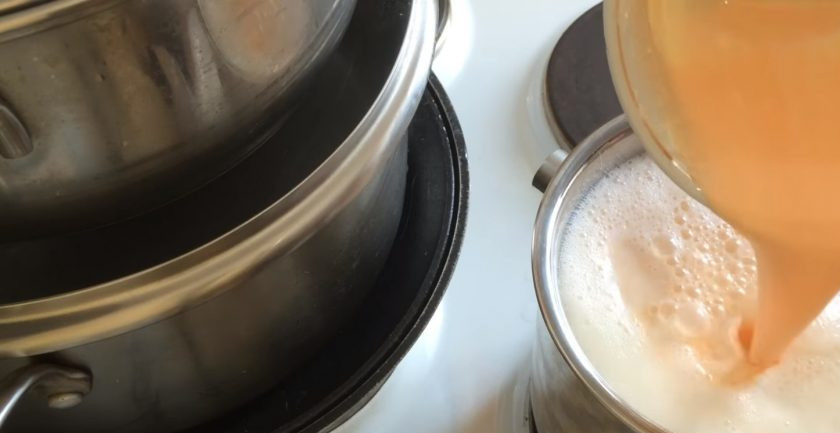 1. Этап. Домашний сыр с грецким орехом: Влейте морковный сок в яично-сметанную смесь и перемешайте. Добавьте полученную смесь тонкой струйкой в кипящее молоко и доведите до кипения, непрерывно помешивая.