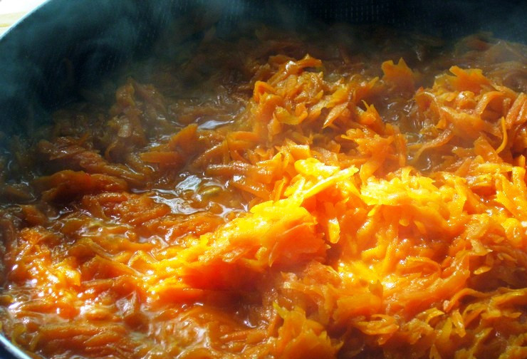 1. Этап. Салат из тушеной моркови: С готовой моркови слейте масло и остудите.