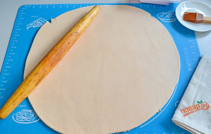 1. Этап. Торт Биткойн: 17. Раскатайте мастику толщиной в 3-4 мм, диаметр круга должен быть примерно в 3 раза больше тортика.