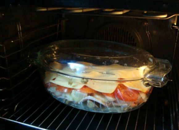 1. Этап. Картофель, запеченный с мясом и грибами: 7. Все ингредиенты отправьте запекаться в духовой шкаф при температуре 180-200 градусов, по времени примерно на 40-45 минут.