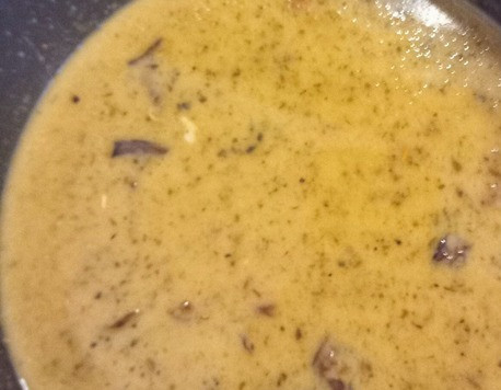 1. Этап. Рыбное карри по рецепту из Шри-Ланки: Добавить куркуму, перец чили, щепотку соли и порошок карри. Влить кокосовое молоко, довести до кипения.