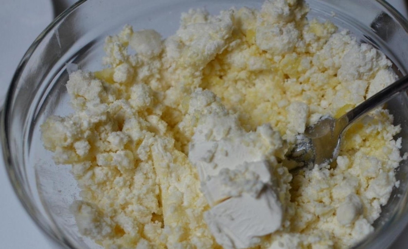 1. Этап. Слойки с творогом: Смешать творог, сыр,сахар, яйцо, ванилин.