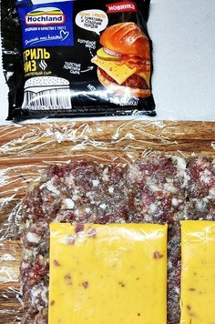 1. Этап. Мясной рулет с грибами: На фарш выложить ломтики плавленого сыра гриль чиз ТМ Hochland. Он обладает своеобразным ароматом, придающим рулету легкий запах дымка.