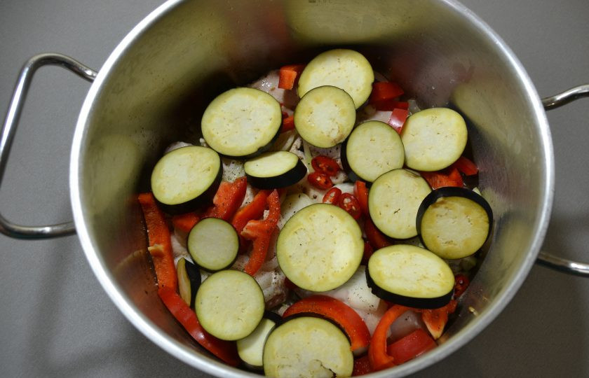 1. Этап. Думляма: Выложите кусочки баклажана.