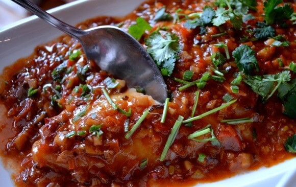 1. Этап. Рис с рыбой: 4. Выложите в тарелку паровую рыбу, полейте ее приготовленным соусом, добавьте рубленую зелень.