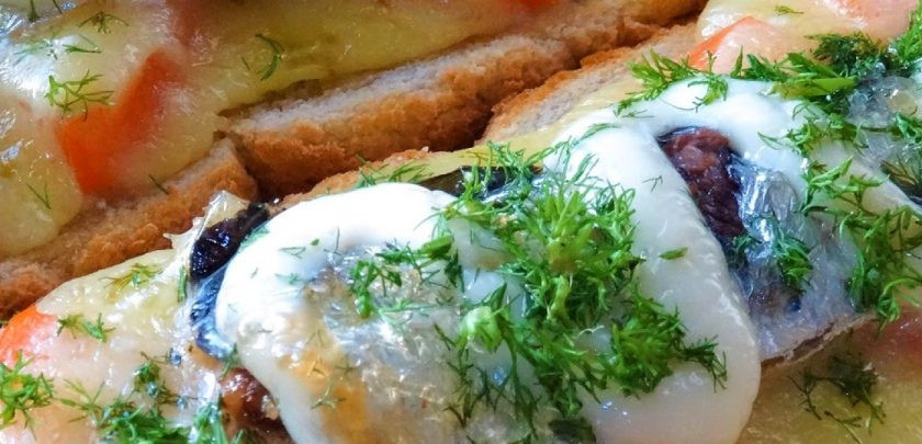 1. Этап. Горячие бутерброды со шпротами, помидорами и сыром: 3. Смажьте майонезом и запеките в духовке до расплавления сыра. Украсьте бутерброды зеленью, подавайте их горячими. Приятного аппетита!