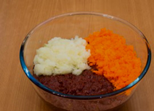 1. Этап. Лепешки из печени: 1. Пропустите через мясорубку говяжью печень, морковь и лук. Тщательно перемешайте.