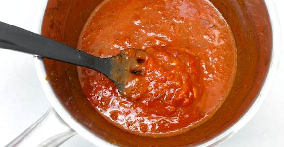 1. Этап. Баклажаны, жаренные в панировке: 7. Все как следует перемешать. Добавить соль, перец по вкусу. Уварить немного соус. Дополнить этот простой рецепт баклажанов, жареных в панировке можно не только томатным, но и любым другим соусом по вкусу.