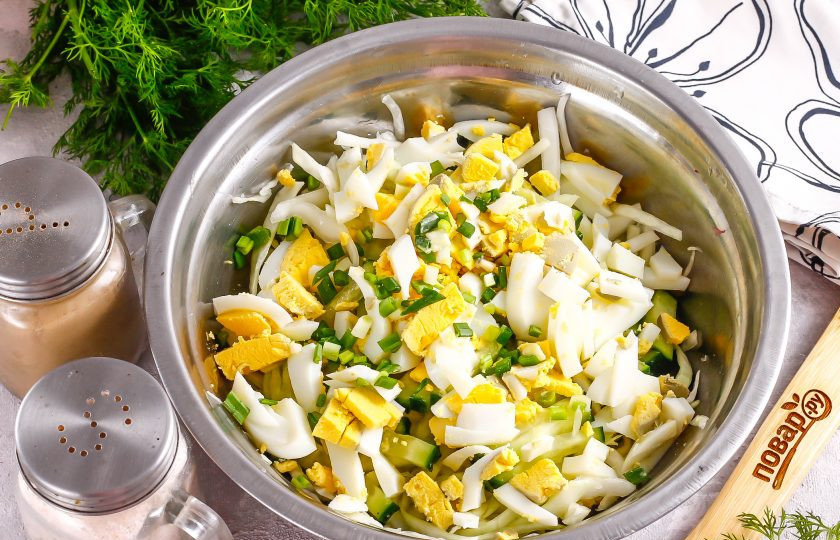 1. Этап. Салат Бело-зеленый: Очистите от скорлупы отварные куриные яйца и промойте их в воде, нарежьте мелким кубиком и добавьте к остальным ингредиентам.